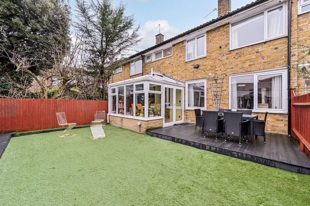 4 bed property for sale image 2